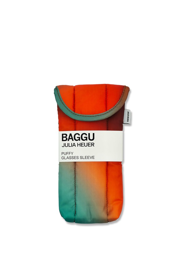 [바쿠백] BAGGU 패딩 안경 케이스 파우치 Rain은 오렌지, 민트 컬러의 나일론 소재로 제작된 스몰 사이즈 안경 케이스입니다. 빗방울을 연상시키는 그라데이션 패턴의 Rain 무늬가 특징이며, 패딩 처리와 내부/외부 코팅으로 스크래치를 방지하고 내구성을 높였습니다. 자석형 잠금 방식으로 편리하며, 찢어짐 방지 기능과 실용적인 디자인으로 소중한 안경을 안전하게 보호합니다.

