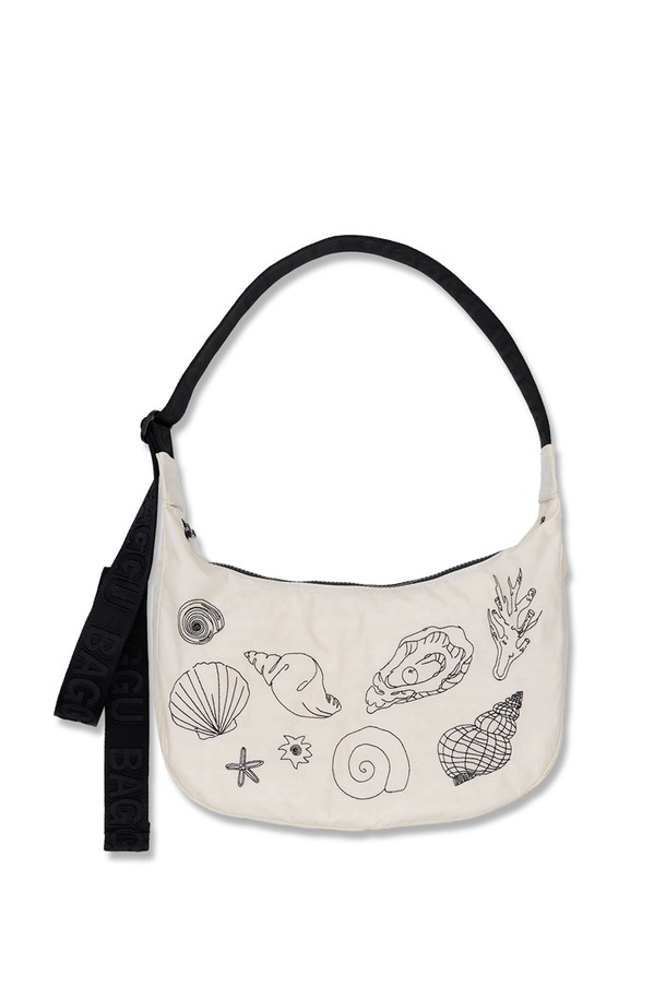 [바쿠백] BAGGU 나일론 크레센트백 미디엄 Embroidered Shells는 여성용 가방으로, 나일론 소재에 조개 자수 패턴이 돋보이는 디자인입니다. 미디엄 사이즈의 반원 형태 크레센트백으로, 풀 지퍼 라인과 내부 키 스트랩, 작은 내부 포켓을 갖춰 실용성을 더했습니다. 최대 118cm 길이의 스트랩으로 숄더백, 토트백, 크로스백으로 활용 가능하며, 지퍼형 잠금 방식으로 소지품을 안전하게 보관할 수 있습니다.
