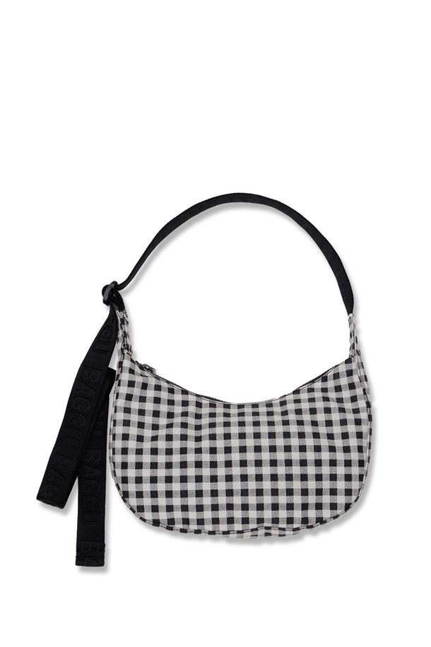 [바쿠백] BAGGU 나일론 크레센트백 스몰 Black & White Gingham은 가볍고 튼튼한 나일론 소재로 제작된 여성용 크레센트백입니다. 블랙과 화이트 깅엄 체크 패턴이 돋보이며, 숄더백, 토트백, 크로스백 등 다양한 스타일로 연출 가능합니다. 내부 키스트랩과 작은 포켓, 조절 가능한 스트랩, 풀 지퍼 라인으로 실용성을 더한 스몰 사이즈 가방입니다.
