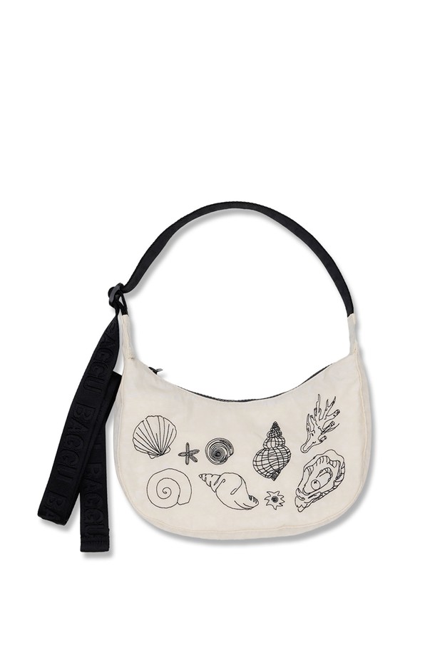 [바쿠백] BAGGU 나일론 크레센트백 스몰 Embroidered Shells는 여성용 가방으로, 베이지 색상의 나일론 소재에 조개 자수 디자인이 돋보이는 스몰 사이즈 크레센트백입니다. 반원 형태에 지퍼형 잠금 방식이며, 내부 포켓과 키링이 있어 실용성을 더하고, 최대 128cm 길이의 스트랩으로 숄더, 크로스, 토트백으로 다양하게 활용 가능합니다. 14세 이상 사용을 권장하며, 내구성이 뛰어난 소재로 제작되어 데일리백으로 활용하기 좋습니다.
