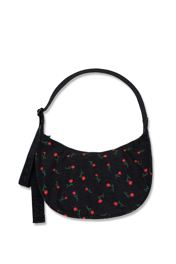 [바쿠백] BAGGU 나일론 크레센트백 미디움 Painted Wildflower는 부드러운 나일론 소재로 제작되어 가볍고 편안한 착용감을 자랑합니다. 블랙 컬러 바탕에 플라워 패턴이 돋보이는 디자인으로, 크로스백, 숄더백, 토트백 등 다양한 스타일로 연출 가능합니다. 내부 키 스트랩과 수납 포켓이 있어 실용적이며, 최대 118cm 길이의 스트랩으로 넉넉한 수납 공간을 제공합니다.
