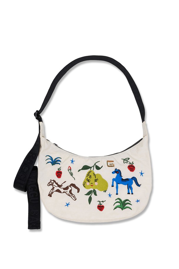 바쿠백의 BAGGU 나일론 크레센트백 미디움 Painted Prairie는 가볍고 튼튼한 나일론 소재의 여성용 크로스백입니다. 반원 모양에 화이트 컬러 바탕에 프린트 패턴이 돋보이며, 조절 가능한 스트랩으로 숄더백, 토트백 등 다양한 스타일 연출이 가능합니다. 내부에는 키스트랩이 있어 편리하며 지퍼형 잠금 방식으로 내용물을 안전하게 보관할 수 있습니다.
