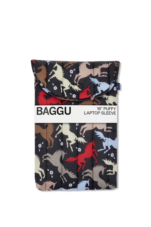 바쿠백 16인치 노트북 파우치 Horse Cut-Outs는 말(horse) 패턴의 프린트가 돋보이는 멀티컬러 디자인의 노트북 파우치입니다. 립스탑 나일론 소재로 제작되어 내구성이 뛰어나며, 스크래치 방지 기능과 내부 패딩으로 소중한 노트북을 안전하게 보호합니다. 벨크로형 잠금방식과 슬림한 디자인으로 편리하게 휴대할 수 있습니다.
