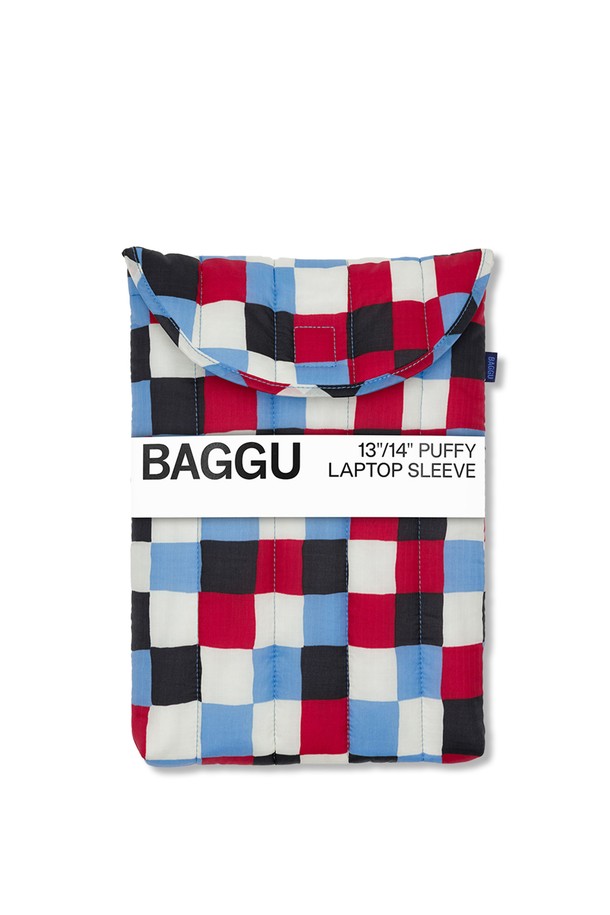 [바쿠백] 노트북 파우치 13인치 Painted Check는 립스탑 나일론 소재를 사용하여 제작되었으며, 충격 보호 및 스크래치 방지 기능을 제공합니다. 멀티컬러 체크 패턴의 사각 디자인으로, 13인치 노트북을 안전하게 보호하며 패딩 처리와 벨크로형 잠금 방식으로 편의성을 더했습니다. 슬림형 디자인으로 일상에서 간편하게 사용할 수 있는 실용적인 노트북 파우치입니다.
