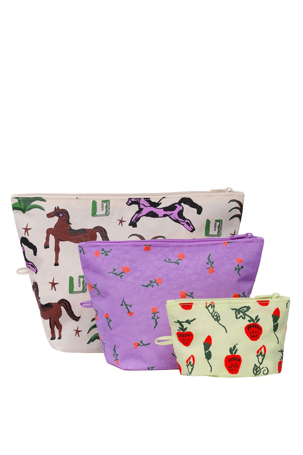 [바쿠백] 고 파우치 3size 세트 Painted Prairie는 여성용 파우치 세트로, 라지, 미디엄, 스몰 세 가지 사이즈로 구성되어 수납의 효율성을 높입니다. 퍼플과 화이트 컬러의 플라워 프린트가 돋보이며, 가볍고 튼튼한 헤비웨이트 나일론 소재와 지퍼형 잠금 방식으로 제작되었습니다. 용도에 따라 구분하여 사용할 수 있으며, 3종 세트로 다양한 소지품을 깔끔하게 정리할 수 있습니다.
