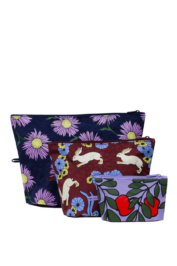 [바쿠백] 고 파우치 3size 세트 Night Orchard는 여성용 파우치 세트로, 네이비와 버건디 두 가지 색상으로 만나볼 수 있습니다. 라지, 미디엄, 스몰 3가지 사이즈로 구성되어 있으며, 플라워 프린트가 돋보이는 디자인입니다. 튼튼한 나일론 소재를 사용하여 다용도로 수납 가능하며, 지퍼형 잠금 방식으로 내용물을 안전하게 보호합니다.
