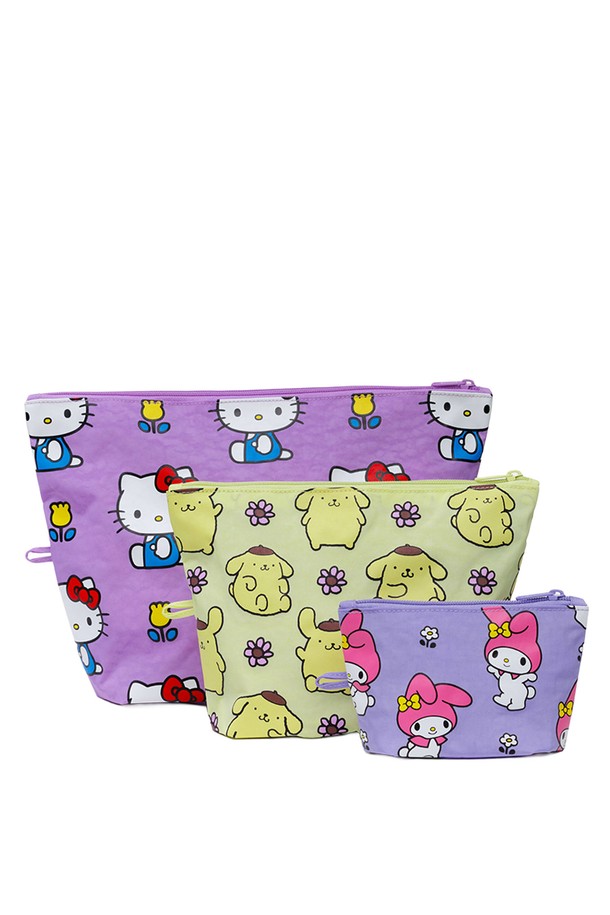 [바쿠백] 고 파우치 3size 세트 Hello Kitty Florals는 귀여운 헬로키티 플로럴 패턴이 돋보이는 여성용 파우치 세트입니다. 나일론 소재로 제작되어 튼튼하며, 라지, 미디엄, 스몰 3가지 사이즈로 구성되어 다양한 수납 용도로 활용 가능합니다. 옐로우와 퍼플 두 가지 색상으로 출시되어, 일상 및 여행 시 유용하게 사용할 수 있습니다.
