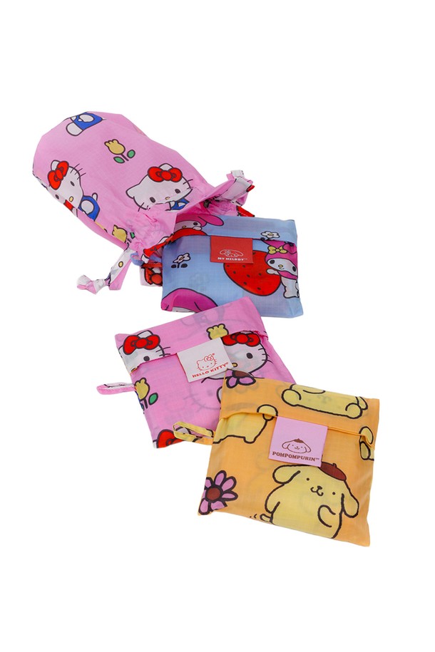 산뜻한 플라워 패턴과 귀여운 헬로키티 캐릭터가 돋보이는 [바쿠백] 휴대용 장바구니 3종 세트입니다. 핑크와 옐로우 컬러 구성으로, 가볍고 튼튼한 나일론 소재에 접이식 디자인을 더해 실용성을 높였습니다. 쇼핑이나 일상생활에서 편리하게 사용할 수 있는 미디엄 사이즈의 사각 에코백 형태로, 헬로키티 콜라보레이션으로 특별함을 더했습니다.
