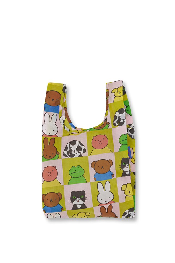 [바쿠백] 소형 베이비 에코백 장바구니 Miffy Friends는 귀여운 미피 프렌즈 디자인의 여성용 에코백입니다. 가볍고 튼튼한 나일론 소재로 제작되었으며, 쇼핑, 여행, 일상에서 활용하기 좋은 실용적인 아이템입니다. 접이식, 휴대 가능하며, 손잡이가 있어 편리하게 사용할 수 있습니다. 가방은 사각형 모양이며, 소형 사이즈로 파우치 수납이 가능합니다. 캐주얼 및 미니멀 스타일의 쇼핑룩, 여행룩에 잘 어울립니다.
