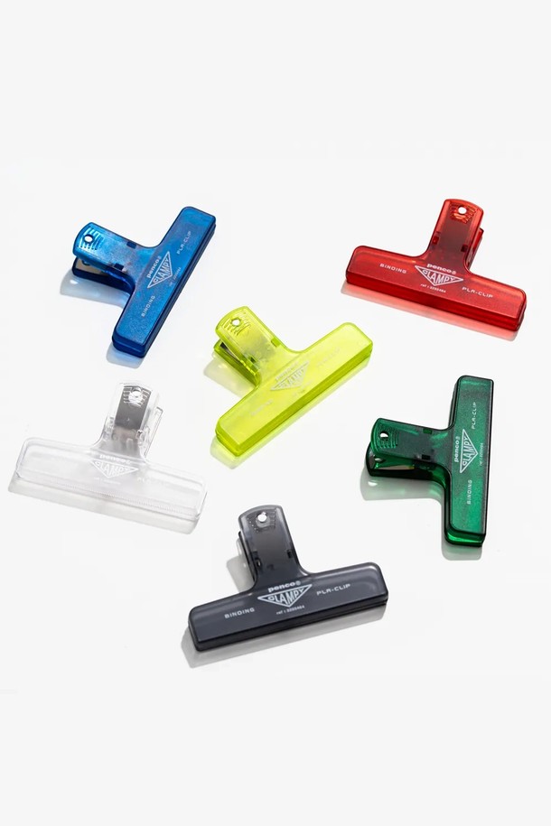 펜코 플라스틱 빈티지 클립 Clear Series는 레트로 스타일의 디자인과 톱니 모양 그립으로 안정적인 사용감을 제공합니다. 투명 그린, 옐로우, 레드, 블루, 블랙 5가지 색상으로 출시되었으며, ABS 플라스틱 소재로 제작되어 가볍고 휴대성이 뛰어납니다. 문서 고정, 벽걸이, 스낵백 및 커피백 밀봉, 독서 보조 등 다용도로 활용 가능하며, 14세 이상 사용을 권장합니다.
