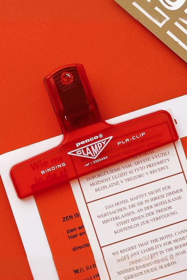 펜코 플라스틱 빈티지 클립 Clear Series는 ABS 플라스틱 소재로 제작되었으며, 투명 그린, 옐로우, 레드, 블루, 블랙 5가지 컬러로 제공됩니다. 문서나 책을 고정하거나 사무용품, 인테리어 소품으로 활용 가능하며, 톱니 모양 그립과 벽걸이용 홀, 경량 디자인이 특징입니다. 클립형 잠금 방식으로 편리하게 사용할 수 있으며, 사이즈는 70 x 6.5 x 2.3 cm입니다. 14세 이상 사용 가능하며, 평일 3시 이전 주문 시 당일 출고됩니다.
