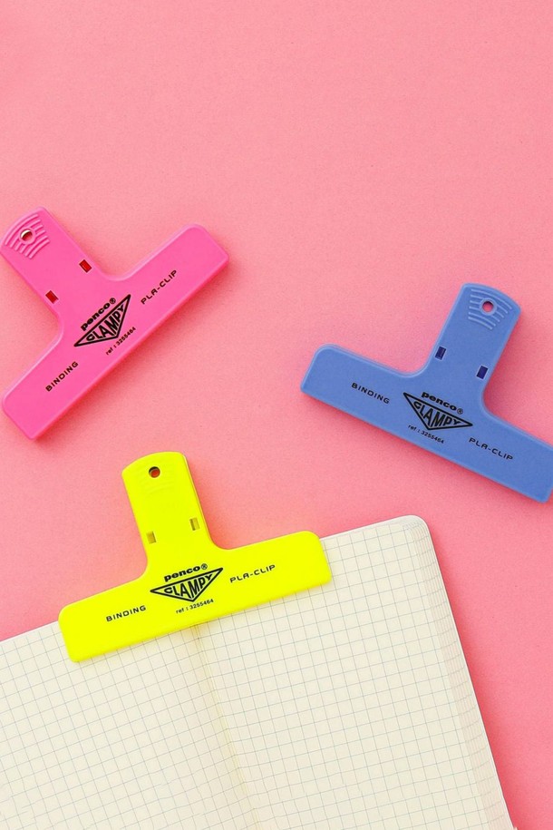 [펜코] 플라스틱 빈티지 클립 Neon은 ABS 소재로 제작되었으며, 네온 옐로우, 핑크, 블루 색상으로 만나볼 수 있습니다. 톱니 모양 그립과 홀 디자인, 접이식 손잡이가 특징이며 문서 정리 및 인테리어 용도로 활용 가능하고 벽걸이 또한 가능합니다. 레트로 무드의 미니멀한 디자인과 경량, 휴대성을 갖춘 이 클립은 14세 이상 사용 가능합니다.
