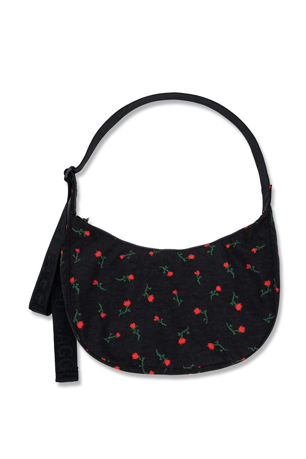 [바쿠백] BAGGU 나일론 크레센트백 미디움 Painted Wildflower는 부드러운 나일론 소재로 제작되어 가볍고 편안한 착용감을 자랑합니다. 블랙 컬러 바탕에 플라워 패턴이 돋보이는 디자인으로, 크로스백, 숄더백, 토트백 등 다양한 스타일로 연출 가능합니다. 내부 키 스트랩과 수납 포켓이 있어 실용적이며, 최대 118cm 길이의 스트랩으로 넉넉한 수납 공간을 제공합니다.
