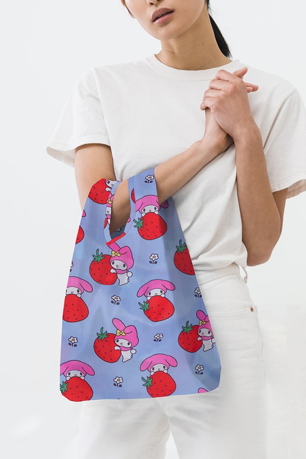 바쿠백의 사랑스러운 [My Melody Strawberry] 소형 베이비 에코백입니다. 가볍고 접이식 디자인으로 휴대성이 뛰어나며, 핑크, 블루, 레드의 세 가지 다채로운 컬러와 귀여운 마이멜로디 캐릭터, 딸기 패턴이 돋보입니다. 나일론 소재의 사각 디자인으로, 쇼핑이나 일상에서 캐주얼하게 활용하기 좋습니다.
