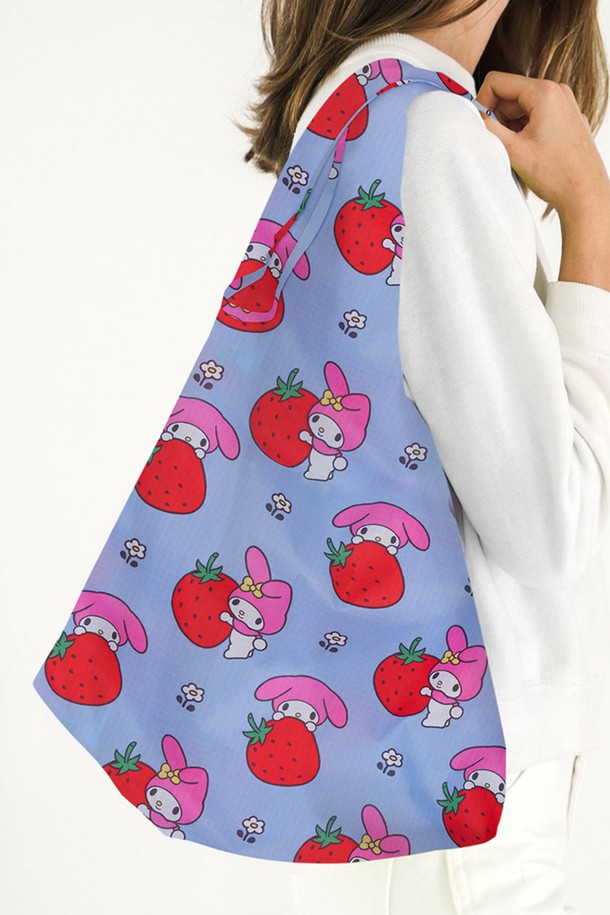 산리오 마이멜로디 딸기 패턴이 사랑스러운 [바쿠백] 휴대용 장바구니입니다. 가볍고 튼튼한 나일론 소재로 제작되었으며, 핑크, 블루, 레드의 다채로운 색상으로 만나볼 수 있습니다. 접이식 디자인과 파우치 수납 기능으로 휴대성을 높였으며, 쇼핑이나 일상생활에서 에코백으로 유용하게 사용할 수 있습니다.
