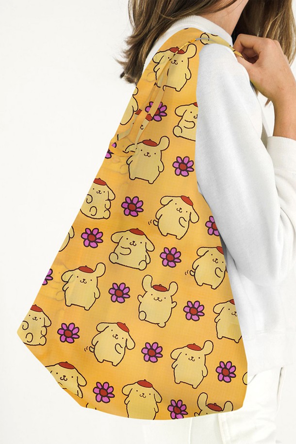 산리오 캐릭터 폼폼푸린 디자인의 [바쿠백] 휴대용 장바구니입니다. 옐로우 컬러에 나일론 소재로 제작되어 튼튼하며, 접이식으로 간편하게 휴대할 수 있습니다. 미디엄 사이즈의 사각형 가방으로, 쇼핑, 일상, 여행 등 다용도로 활용 가능하며, 수납 파우치가 포함되어 더욱 실용적입니다.
