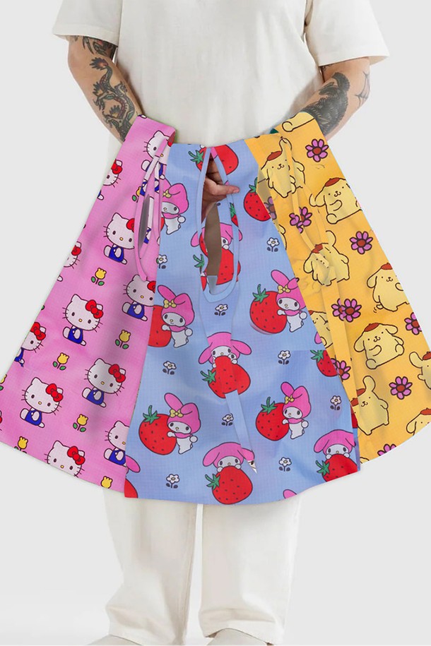 산뜻한 플라워 패턴과 귀여운 헬로키티 캐릭터가 돋보이는 [바쿠백] 휴대용 장바구니 3종 세트입니다. 핑크와 옐로우 컬러 구성으로, 가볍고 튼튼한 나일론 소재에 접이식 디자인을 더해 실용성을 높였습니다. 쇼핑이나 일상생활에서 편리하게 사용할 수 있는 미디엄 사이즈의 사각 에코백 형태로, 헬로키티 콜라보레이션으로 특별함을 더했습니다.
