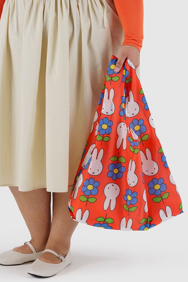 [바쿠백] 휴대용 장바구니 접이식 시장가방 Flower Miffy는 쇼핑, 여행, 일상에서 활용하기 좋은 여성용 가방입니다. 귀여운 플라워 미피 캐릭터와 다양한 색상(레드, 블루, 그린)의 조화가 돋보이는 디자인으로, 캐주얼 및 미니멀 스타일을 연출하기 좋습니다. 고밀도 립스톱 나일론 소재를 사용하여 가볍고 튼튼하며, 접이식 및 휴대용으로 제작되어 보관과 휴대가 간편합니다. 14세 미만 어린이의 사용은 제한됩니다. 보관용 파우치가 함께 제공되며, 사각 디자인에 오픈형으로 사용이 편리합니다.
