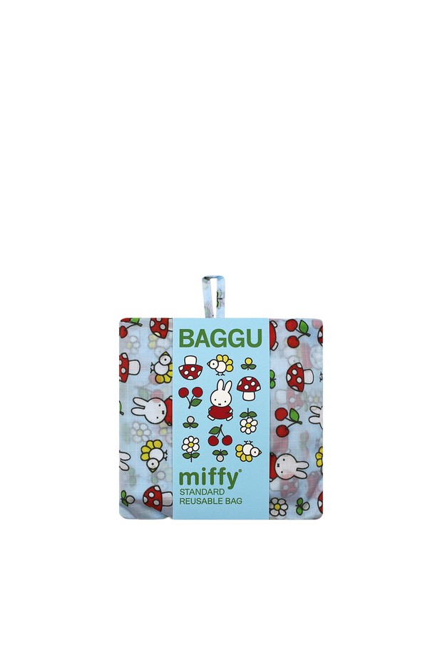 상큼한 하늘색 컬러의 [바쿠백] 휴대용 장바구니 접이식 시장가방 Garden Miffy입니다. 귀여운 미피 캐릭터 디자인이 돋보이며, 가볍고 튼튼한 나일론 소재로 제작되어 실용성을 높였습니다. 접이식 및 휴대용 기능으로 쇼핑, 동네 마실, 봄 소풍 등 다양한 TPO에 활용하기 좋습니다. 385 x 635mm 사이즈로 넉넉한 수납이 가능하며, 파우치 수납도 가능합니다. 캐주얼 및 미니멀 스타일을 즐기는 여성분들께 추천드리며, 14세 미만 사용은 제한됩니다.
