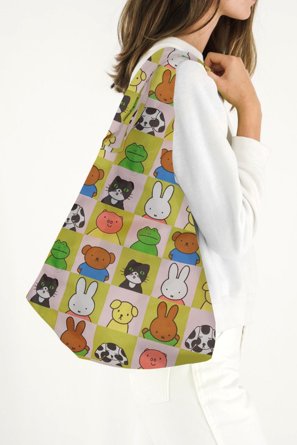 [바쿠백] 휴대용 장바구니 접이식 시장가방 Miffy Friends는 미피 프렌즈 디자인의 멀티컬러 에코백입니다. 385 x 635mm의 미디엄 사이즈로, 고밀도 립스탑 나일론 소재를 사용하여 가볍고 튼튼합니다. 접이식 디자인과 파우치 수납 기능으로 휴대성을 높였으며, 쇼핑, 여행, 봄 소풍 등 다양한 TPO에 활용할 수 있습니다. 친환경적이며 재사용이 가능하여 실용적이며, 캐주얼, 미니멀, 스트리트 스타일을 즐겨 입는 여성분들께 추천합니다.
