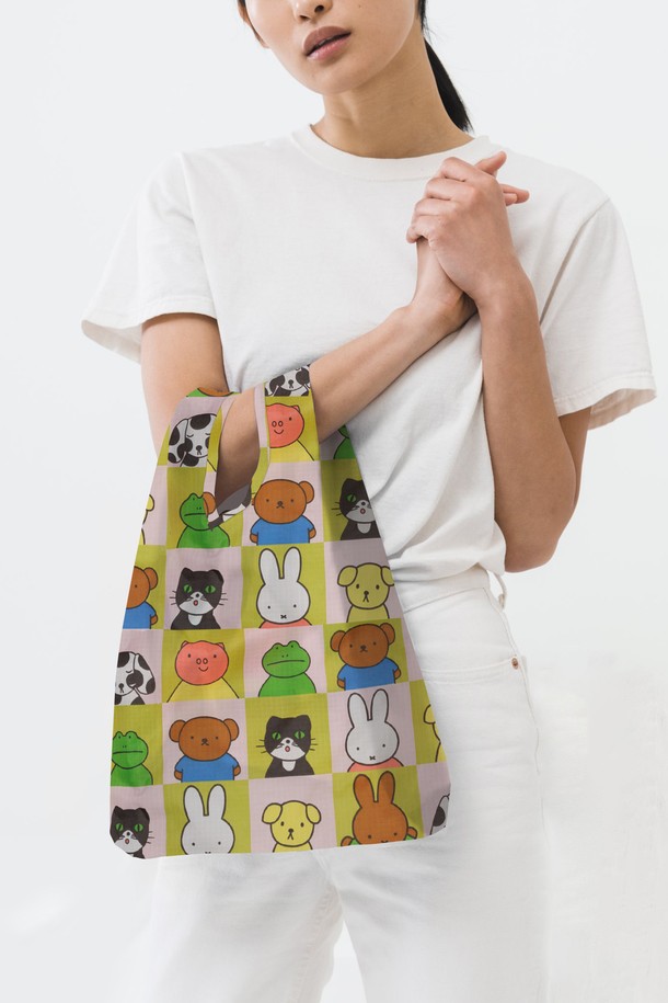 [바쿠백] 소형 베이비 에코백 장바구니 Miffy Friends는 귀여운 미피 프렌즈 디자인의 여성용 에코백입니다. 가볍고 튼튼한 나일론 소재로 제작되었으며, 쇼핑, 여행, 일상에서 활용하기 좋은 실용적인 아이템입니다. 접이식, 휴대 가능하며, 손잡이가 있어 편리하게 사용할 수 있습니다. 가방은 사각형 모양이며, 소형 사이즈로 파우치 수납이 가능합니다. 캐주얼 및 미니멀 스타일의 쇼핑룩, 여행룩에 잘 어울립니다.
