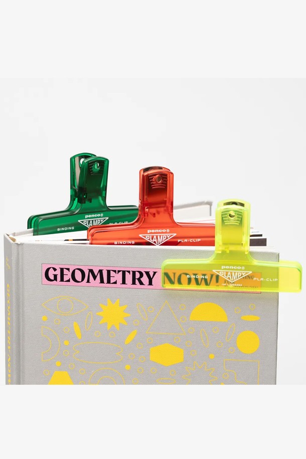 펜코 플라스틱 빈티지 클립 Clear Series는 레트로 디자인과 투명한 색감이 돋보이는 클립입니다. ABS 소재로 제작되어 가볍고, 톱니 모양 그립과 벽걸이용 구멍을 통해 문서 고정, 밀봉, 인테리어 소품 등 다양한 용도로 활용 가능합니다. 투명 그린, 옐로우, 레드, 블루, 블랙 5가지 색상으로 출시되어 개성 있는 연출이 가능하며, 14세 이상 사용 권장 제품입니다.
