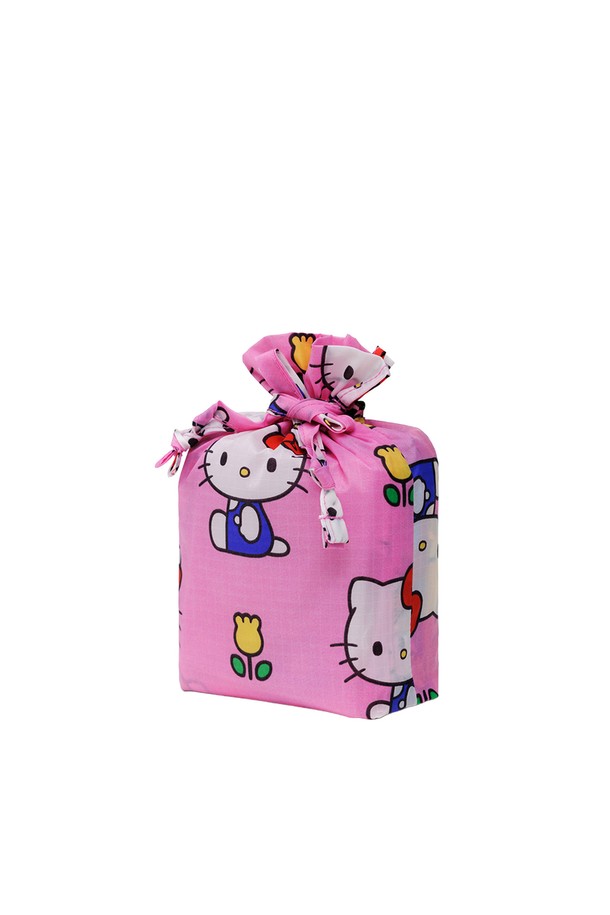 산뜻한 플라워 패턴과 귀여운 헬로키티 캐릭터가 돋보이는 [바쿠백] 휴대용 장바구니 3종 세트입니다. 핑크와 옐로우 컬러 구성으로, 가볍고 튼튼한 나일론 소재에 접이식 디자인을 더해 실용성을 높였습니다. 쇼핑이나 일상생활에서 편리하게 사용할 수 있는 미디엄 사이즈의 사각 에코백 형태로, 헬로키티 콜라보레이션으로 특별함을 더했습니다.
