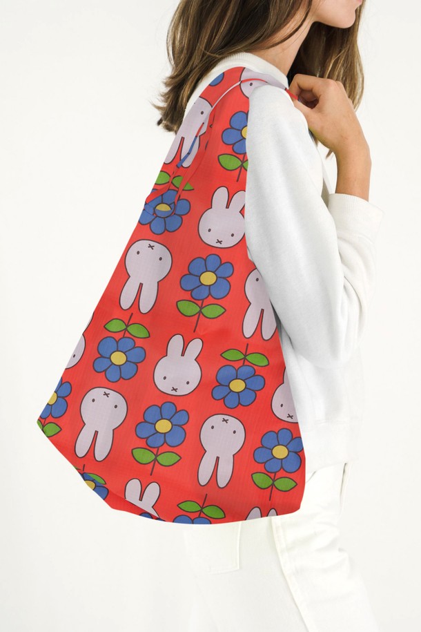 [바쿠백] 휴대용 장바구니 접이식 시장가방 Flower Miffy는 쇼핑, 여행, 일상에서 활용하기 좋은 여성용 가방입니다. 귀여운 플라워 미피 캐릭터와 다양한 색상(레드, 블루, 그린)의 조화가 돋보이는 디자인으로, 캐주얼 및 미니멀 스타일을 연출하기 좋습니다. 고밀도 립스톱 나일론 소재를 사용하여 가볍고 튼튼하며, 접이식 및 휴대용으로 제작되어 보관과 휴대가 간편합니다. 14세 미만 어린이의 사용은 제한됩니다. 보관용 파우치가 함께 제공되며, 사각 디자인에 오픈형으로 사용이 편리합니다.
