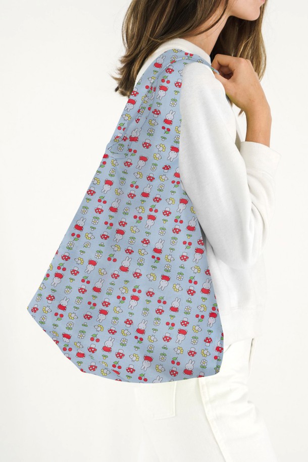 상큼한 하늘색 컬러의 [바쿠백] 휴대용 장바구니 접이식 시장가방 Garden Miffy입니다. 귀여운 미피 캐릭터 디자인이 돋보이며, 가볍고 튼튼한 나일론 소재로 제작되어 실용성을 높였습니다. 접이식 및 휴대용 기능으로 쇼핑, 동네 마실, 봄 소풍 등 다양한 TPO에 활용하기 좋습니다. 385 x 635mm 사이즈로 넉넉한 수납이 가능하며, 파우치 수납도 가능합니다. 캐주얼 및 미니멀 스타일을 즐기는 여성분들께 추천드리며, 14세 미만 사용은 제한됩니다.
