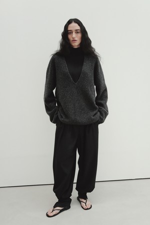 deep v-neck pullover (charcoal)