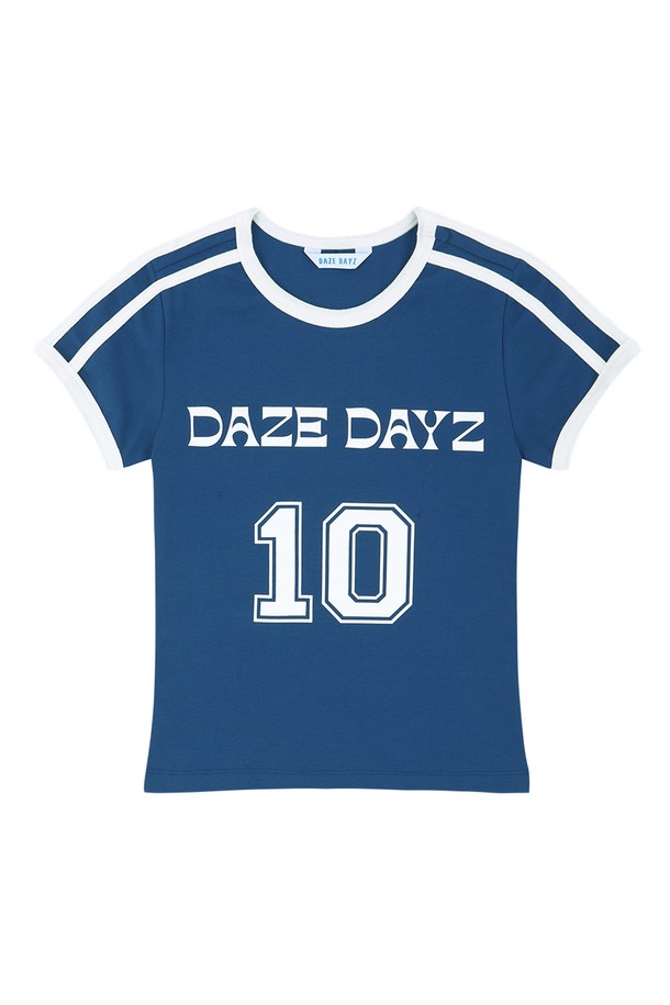 DECADE CLUB TEE_NA는 여름 시즌에 어울리는 여성용 크롭 티셔츠입니다. 네이비, 화이트 컬러로 출시되었으며, 면과 폴리우레탄 혼방의 신축성 있는 스판 원단으로 제작되어 활동성을 높였습니다. 어깨의 2줄 배색 라인과 DAZE DAYZ 10주년 기념 숫자 프린트, 네크라인 및 소매 끝 컬러 배색 바인딩이 돋보이며, 데일리룩은 물론 비치웨어로도 활용 가능한 스포티하고 레트로한 무드의 아이템입니다.
