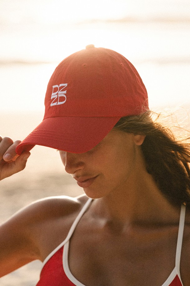 가볍고 구김이 없는 나일론 소재로 제작된 레드 컬러의 DZ LOGO CAP_RE 볼캡입니다. 전면의 DZ 브랜드 자수와 후면의 DAZEDZYZ 자수가 돋보이며, 스트랩 조절 기능으로 사이즈 조절이 가능합니다. 챙넓이 7cm의 클래식 핏 볼캡으로, 봄, 여름철 데일리 또는 캐주얼, 스윔웨어 룩에 포인트 스타일링을 완성해보세요.
