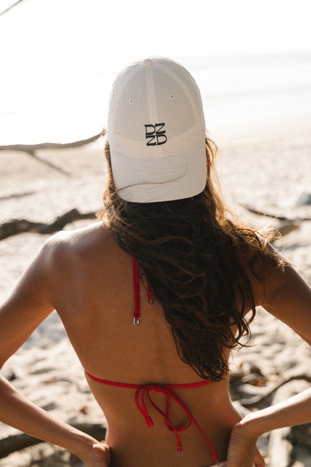 DZ 로고 자수가 돋보이는 화이트 볼캡입니다. 가볍고 시원한 나일론 소재로 제작되어 봄, 여름철 데일리룩과 캐주얼, 수영복 코디에 활용하기 좋습니다. 낮고 얇은 두께감의 클래식 핏으로, 전면 DZ 브랜드 자수 및 후면 DAZEDZYZ 자수, 사이즈 조절 스트랩 디테일이 특징이며, 구김 없이 편안하게 착용할 수 있는 FREE SIZE 제품입니다.
