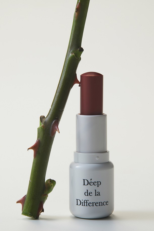 레브르 립밤 스틱 4g (3가지 색상)은 장미수, 콜라겐, 아보카도 오일, 호호바씨 오일 등 보습에 좋은 성분들로 만들어져 입술을 촉촉하게 가꿔줍니다. 로즈 우드, 누드 클리어, 코랄 핑크 3가지 색상으로 출시되어 취향에 맞게 선택할 수 있으며, 스틱형 제형으로 부드럽게 발립니다. 멜팅 텍스처는 끈적임 없이 가볍게 사용 가능하며, 투명한 광택과 은은한 장미향으로 산뜻함을 더합니다. 휴대용 미니 사이즈로 언제 어디서든 간편하게 사용할 수 있으며, 다른 립 제품과 함께 레이어링하거나, 취침 전 듬뿍 발라 수분 보호막을 형성할 수 있습니다.
