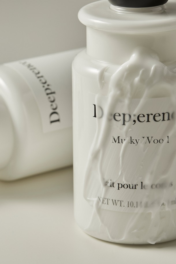 **퍼퓸 드 바디로션 300ml [머스키 우드]**는 은은한 머스키 우드 향을 담은 바디로션입니다. 펌프형 용기로 편리하게 사용할 수 있으며, 300ml 용량으로 넉넉하게 사용 가능합니다. 심플한 디자인과 모던한 패키지로 제작되어, 욕실이나 파우치 어디에 두어도 세련된 느낌을 줍니다. 피부 보습에 도움을 주어 촉촉하고 부드러운 피부로 가꿀 수 있습니다. 화이트 용기가 깔끔함을 더하며, 매일 사용하기 좋습니다.
