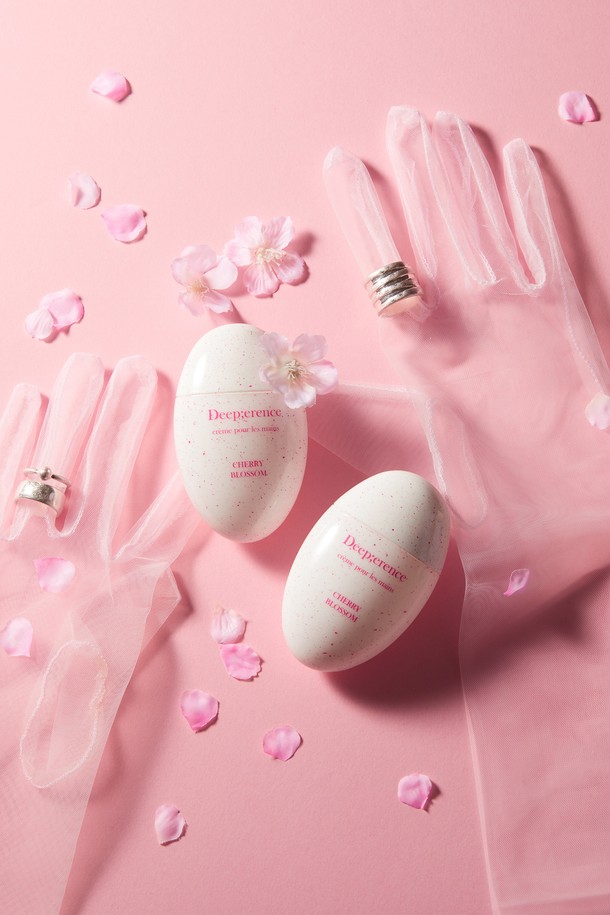 퍼퓸 마블 핸드크림 50ml는 화이트 머스크와 체리 블라썸 두 가지 향으로 출시되었습니다. 부드럽게 스며들어 촉촉한 보습감을 선사하며, 은은한 향으로 기분 좋은 마무리를 도와줍니다. 50ml 용량으로 휴대하며 사용하기 편리합니다. 바디케어 용도로 손에 적당량을 덜어 부드럽게 발라주세요. 은은한 향과 함께 촉촉한 손으로 가꿔보세요.
