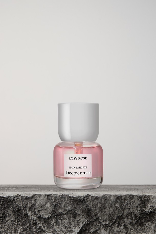 다마스크 장미 추출물, 제주 동백오일 등 8가지 자연 유래 성분을 담아 모발에 영양을 공급하는 퍼퓸 헤어에센스입니다. 끈적임 없이 가볍게 발리는 제형으로, 젖은 모발 또는 건조한 모발에 1-2회 펌핑하여 모발 끝 부분에 사용합니다. 콜라겐 형성, 탄력 증가, 수분 공급, 헤어 진정 및 보호, 단백질 공급 등의 효과를 선사합니다. 로지로즈, 프레쉬모먼트, 그리너리&바질 3가지 향 중 선택 가능하며, 논스틱키 포뮬러로 쾌적하게 사용할 수 있습니다. 모발에 자연 보호막을 형성하여 외부 자극으로부터 보호해 줍니다.
