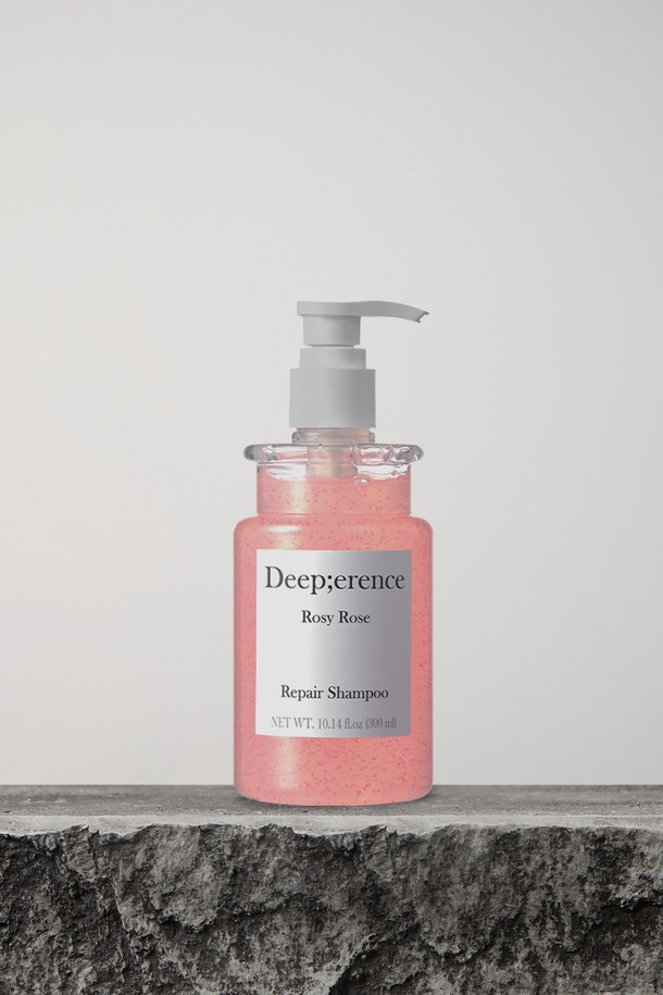 다마스크 장미수, 치크위드 추출물 등 자연 유래 성분으로 두피 영양을 채워주는 퍼퓸 헤어 샴푸입니다. 로지로즈, 프레쉬모먼트, 그리너리&바질 세 가지 향으로 출시되어, 각 향마다 탑/미들/베이스 노트를 섬세하게 구성하여 다채로운 향기를 선사합니다. 마이크로 영양 캡슐과 부드러운 거품으로 미세먼지를 제거하고, 마일드 클렌징으로 건강한 모발 관리를 도와줍니다.
