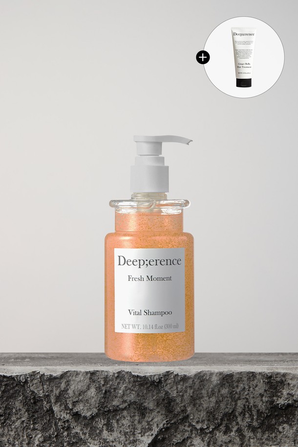바이탈 퍼퓸 헤어 샴푸 300ml [프레쉬모먼트]는 손상된 모발 큐티클 회복, 모발 강화, 두피 활력, 미세먼지 제거에 도움을 주는 샴푸입니다. 만다린, 베르가못, 블랙커런트의 탑노트와 오렌지 블라썸, 자스민, 라벤더의 미들노트, 머스크, 베티버, 통카빈, 구르망의 베이스노트가 조화롭게 어우러진 시트러스 계열의 향을 선사합니다. 다마스크 장미수, 10종 비타민 컴플렉스, 티아민 HCl, 아스코르브산, 콜라겐 등의 주요 성분으로 마일드 클렌징과 영양 공급, 두피 케어를 한번에 경험할 수 있으며, 진저바바 트리트먼트 본품을 함께 증정합니다.
