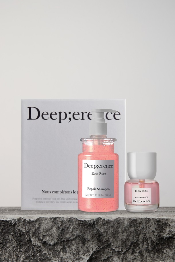 "퍼퓸 헤어 샴푸 & 헤어 오일 에센스" 듀오 세트는 샴푸(300ml)와 헤어 오일 에센스로 구성된 헤어케어 제품입니다. 샴푸는 로즈워터, 쇠별꽃 추출물, 아스코르빅애시드를 함유하고 있으며, "로지 로즈", "프레쉬 모민트", "그리너리 & 바질" 3가지 향으로 출시되었습니다. 헤어 오일 에센스는 비타민나무열매오일 등 10가지 식물성 오일 복합 처방으로 모발에 영양을 공급하며, 논스틱키 제형으로 산뜻하게 마무리됩니다. 샴푸는 젖은 모발에 도포하여 2-3분간 마사지 후 헹구고, 헤어 오일 에센스는 젖거나 마른 모발에 1-2회 펌핑하여 모발 끝 중심으로 사용합니다. 마이크로 영양 캡슐 기술을 통해 모발에 깊은 보습과 윤기를 더해줍니다.
