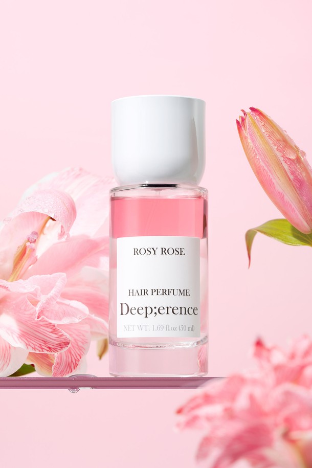 상쾌한 향기로 하루를 시작하세요! 퍼퓸 헤어미스트 50ml 3종은 로지로즈, 프레쉬모먼트, 그리너리&바질 향으로 출시되어, 당신의 헤어에 은은한 향기를 선사합니다. 다마스크 장미 추출물, 비타민 과일 오일, 아르간 커넬 오일 등 풍부한 영양 성분이 모발에 보습과 탄력을 더하며, 하이드로 블라스트 기술과 17가지 아미노산, 내추럴 오일 코팅으로 끈적임 없이 빠르게 흡수됩니다. 사용 전 충분히 흔들어 모발에 분사하면, 오랫동안 지속되는 향과 함께 모발 텍스처 개선, 모발 보호, 항산화 효과를 경험할 수 있습니다.
