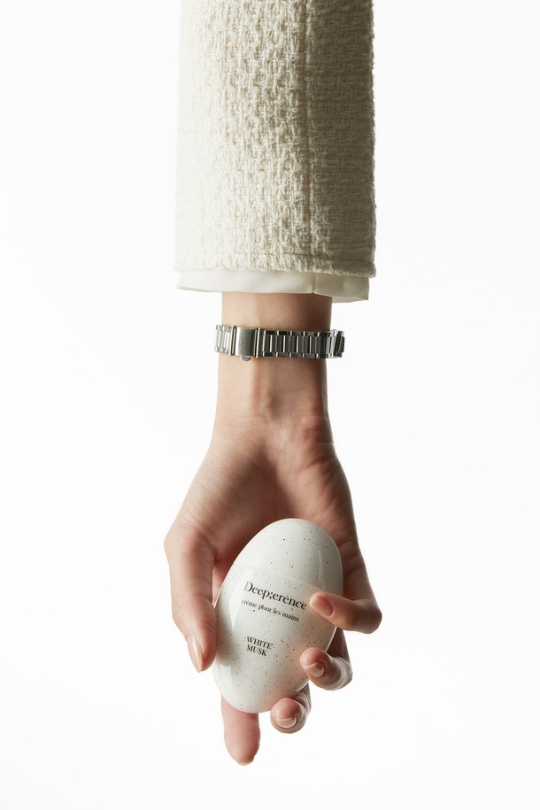 퍼퓸 마블 핸드크림 50ml는 화이트 머스크와 체리 블라썸 두 가지 향으로 출시되었습니다. 부드럽게 스며들어 촉촉한 보습감을 선사하며, 은은한 향으로 기분 좋은 마무리를 도와줍니다. 50ml 용량으로 휴대하며 사용하기 편리합니다. 바디케어 용도로 손에 적당량을 덜어 부드럽게 발라주세요. 은은한 향과 함께 촉촉한 손으로 가꿔보세요.
