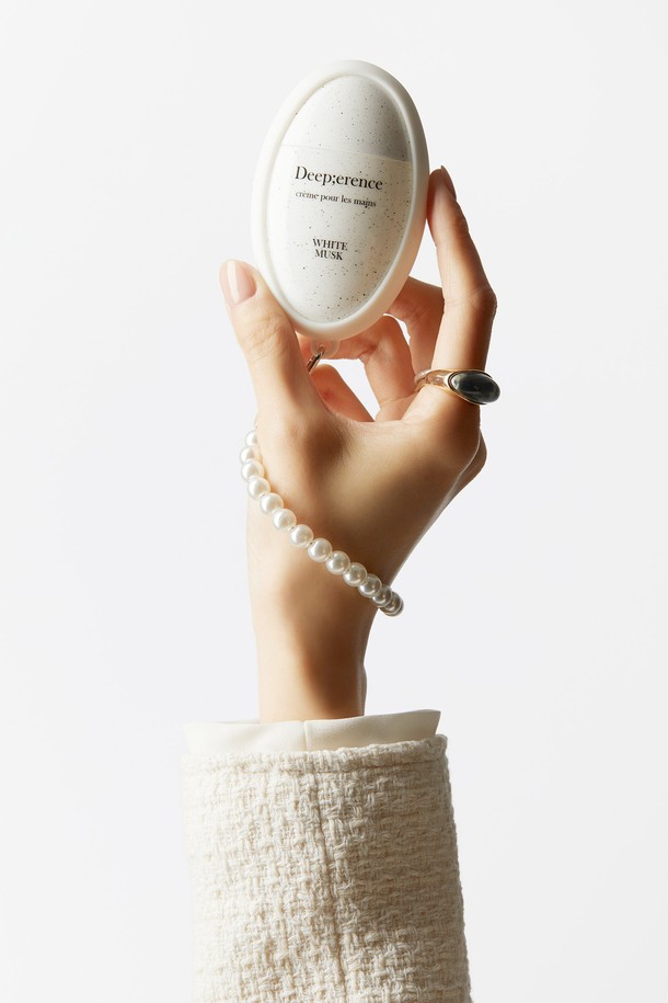 **[진주 키링 증정] 퍼퓸 마블 핸드크림 50ml 택1 (화이트머스크/체리블라썸)**

은은한 향으로 기분 좋은 하루를 선사하는 퍼퓸 타입의 핸드크림입니다. 화이트와 핑크 컬러의 마블 디자인이 돋보이는 제품으로, 휴대하기 좋은 50ml 용량입니다. 향은 싱그러운 화이트머스크와 로맨틱한 체리블라썸, 두 가지로 구성되어 있습니다. 건조한 손에 보습을 더해주며, 진주 키링을 함께 증정하여 소장 가치를 높였습니다. 사계절 내내 데일리로 사용하기 좋은 핸드크림입니다.
