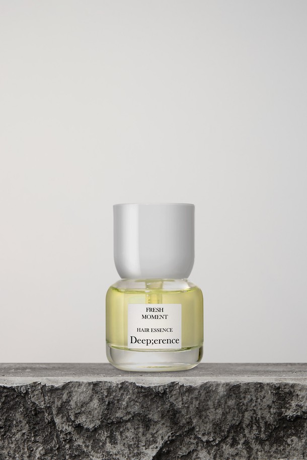 다마스크 장미 추출물, 제주 동백오일 등 8가지 자연 유래 성분을 담아 모발에 영양을 공급하는 퍼퓸 헤어에센스입니다. 끈적임 없이 가볍게 발리는 제형으로, 젖은 모발 또는 건조한 모발에 1-2회 펌핑하여 모발 끝 부분에 사용합니다. 콜라겐 형성, 탄력 증가, 수분 공급, 헤어 진정 및 보호, 단백질 공급 등의 효과를 선사합니다. 로지로즈, 프레쉬모먼트, 그리너리&바질 3가지 향 중 선택 가능하며, 논스틱키 포뮬러로 쾌적하게 사용할 수 있습니다. 모발에 자연 보호막을 형성하여 외부 자극으로부터 보호해 줍니다.
