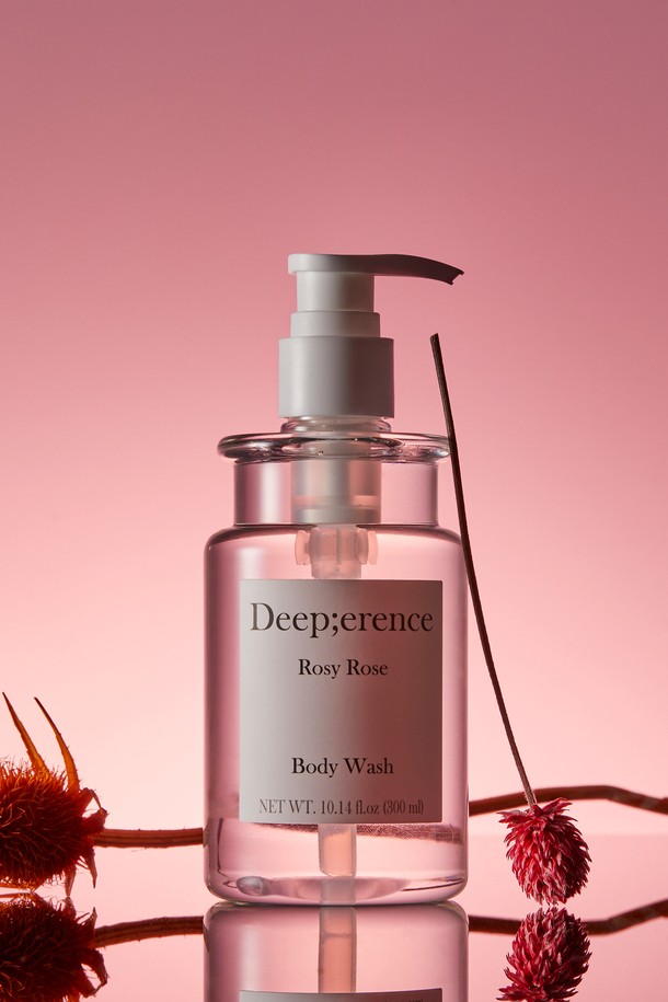 "퍼퓸 드 바디워시" 300ml [로지로즈]는 은은한 향수를 연상시키는 향긋한 로즈 향의 바디워시입니다. 세정 기능과 함께 향수처럼 지속되는 로즈 향으로 샤워 후에도 기분 좋은 향기를 남겨줍니다. 퍼퓸 타입으로, 섬세하고 풍부한 향을 경험할 수 있습니다. 300ml 용량의 본품과 함께, 랜덤으로 증정되는 퍼퓸 핸드크림으로 더욱 풍성하게 향기를 즐겨보세요. 샤워하는 동안 로즈 향으로 가득 채워, 특별한 경험을 선사합니다.
