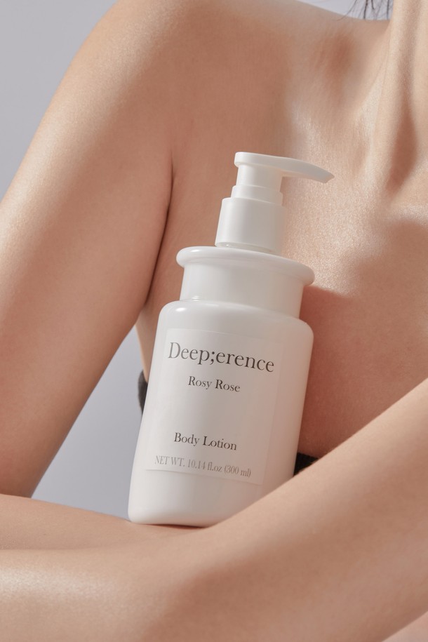 "퍼퓸 드 바디로션 300ml [로지로즈]"는 은은한 장미 향을 담은 향수 타입 바디로션입니다. 촉촉하고 부드럽게 피부에 스며들어 은은한 향기를 선사하며, 매일 사용하기 좋은 데일리 아이템입니다. 300ml 용량으로 넉넉하게 사용할 수 있으며, 로션 사용 후에도 향이 오래 지속됩니다. 본품인 퍼퓸 핸드크림을 랜덤으로 증정하여, 로지로즈 향기를 더욱 풍성하게 즐길 수 있습니다. 샤워 후 또는 건조함이 느껴질 때 부드럽게 발라 피부에 싱그러움을 더해보세요.
