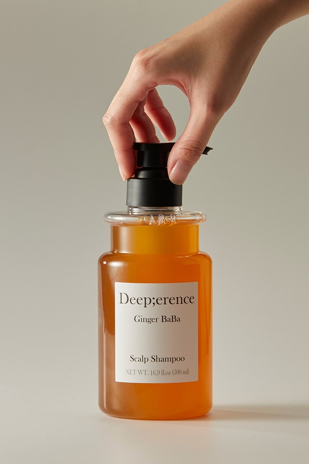 진저바바 스칼프 샴푸 500ml는 두피 케어를 위한 제품으로, 펌프형 브라운 용기에 담겨 있습니다. 주요 성분인 진저(생강)가 함유되어 있으며, 두피와 모발을 건강하게 가꾸는 데 도움을 줍니다. 샴푸 사용과 함께, 퍼퓸 헤어미스트 본품이 랜덤으로 증정되어 은은한 향기를 더할 수 있습니다. 헤어케어를 위한 완벽한 선택으로, 두피 건강과 향기, 두 가지를 모두 잡을 수 있습니다.

