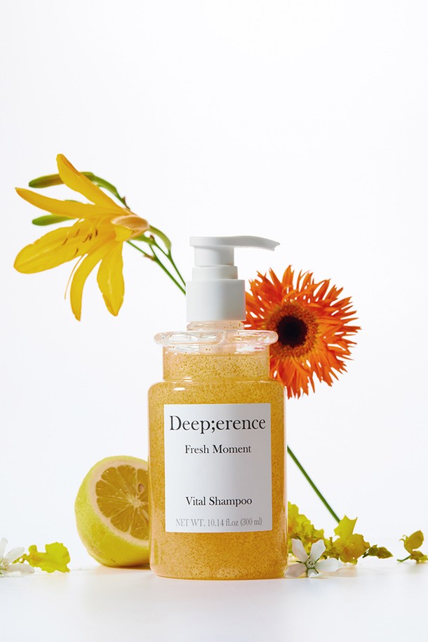 바이탈 퍼퓸 헤어 샴푸 300ml [프레쉬모먼트]는 손상된 모발 큐티클 회복, 모발 강화, 두피 활력, 미세먼지 제거에 도움을 주는 샴푸입니다. 만다린, 베르가못, 블랙커런트의 탑노트와 오렌지 블라썸, 자스민, 라벤더의 미들노트, 머스크, 베티버, 통카빈, 구르망의 베이스노트가 조화롭게 어우러진 시트러스 계열의 향을 선사합니다. 다마스크 장미수, 10종 비타민 컴플렉스, 티아민 HCl, 아스코르브산, 콜라겐 등의 주요 성분으로 마일드 클렌징과 영양 공급, 두피 케어를 한번에 경험할 수 있으며, 진저바바 트리트먼트 본품을 함께 증정합니다.
