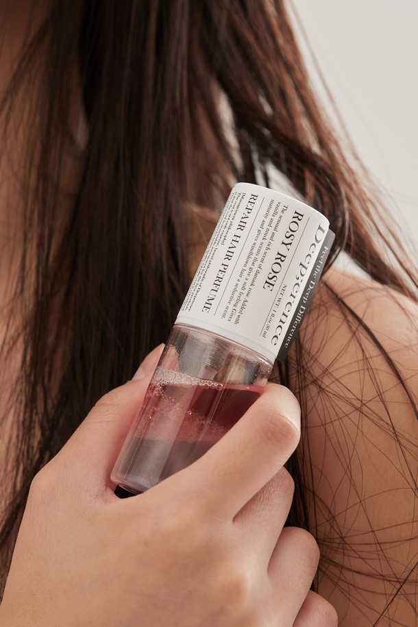 "퍼퓸 헤어미스트 듀오세트"는 큐티클 케어, 데미지 케어, 두피 케어, 향기 지속에 도움을 주는 헤어 미스트 듀오세트입니다. "Rosy Rose", "Fresh Moment", "Greenery & Basil" 세 가지 매력적인 향으로 구성되어 있으며, 퍼퓨머 Anne-Louise Gautier와 콜라보레이션하여 탄생했습니다. 구리 트리펩타이드, 17종 아미노산, 카페인, 비오틴 컴플렉스, 마데카, 홀리 바질 등 손상되고 약해진 모발, 환경 스트레스로 지친 모발을 위한 주요 성분을 담았습니다. 선택 가능한 듀오세트로, 당신의 헤어 타입과 취향에 맞는 향을 선택하여 사용하세요.
