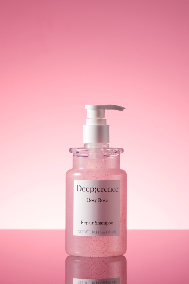 퍼퓸 헤어 샴푸 & 헤어 미스트 50ml 듀오 세트는 모발에 영양과 보습을 동시에 선사합니다. 샴푸 300ml와 헤어 미스트 50ml로 구성되어 있으며, 싱그러운 '로지 로즈', '프레쉬 모먼트', '그리너리 & 바질' 세 가지 향 중 선택할 수 있습니다.  다마스크장미꽃수, 별꽃추출물, 아스코빅애시드를 함유하여 모발에 풍부한 영양을 공급합니다.  '마이크로 캡슐 기술', '하이드로 블라스트 포뮬러', '17가지 아미노산', '2중상 포뮬러'가 적용되어 더욱 효과적인 헤어 케어를 돕습니다. 샴푸는 젖은 모발에, 미스트는 건조한 모발에 분사하여 사용합니다.
